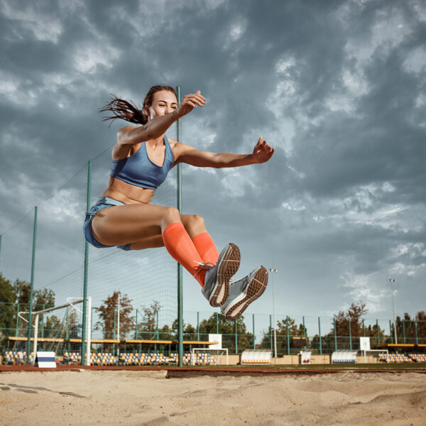 donna che salta in atletica leggera